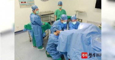 洗澡滑倒…椅腳直接插後庭 家人急拔害她噴血休克送醫