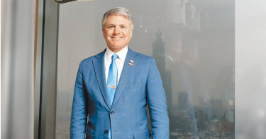 美國眾議院外委會主席麥考爾（Michael McCaul）昨接受本報專訪，特別選在以台北101大樓為背景的窗邊留影。（圖／中國時報鄭任南攝）