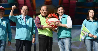 蘇貞昌與「郭董」同台 為鄭宏輝造勢