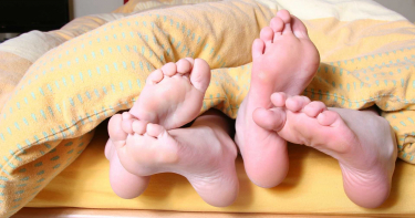 愛愛太嗨床單濕透?妙齡女「洪水噴發」 3男友全驚呆