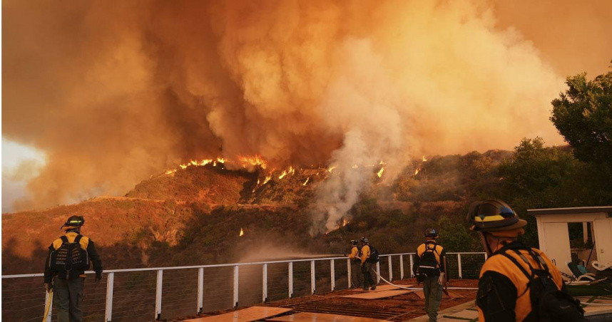 美國加州洛杉磯野火燒不停，已知至少16人不幸罹難。（圖／達志／美聯社）