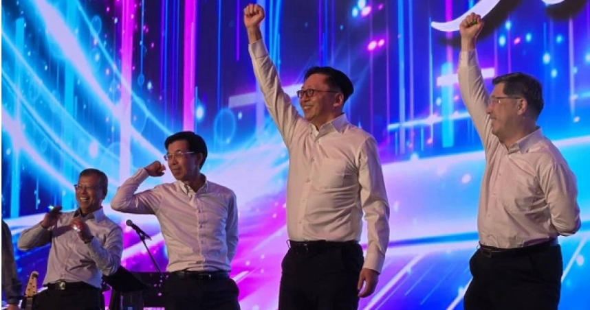 和泰車總經理蘇純興（左三）和7位高階主管在舞台上大跳「16蹲」。（圖／和泰車提供）