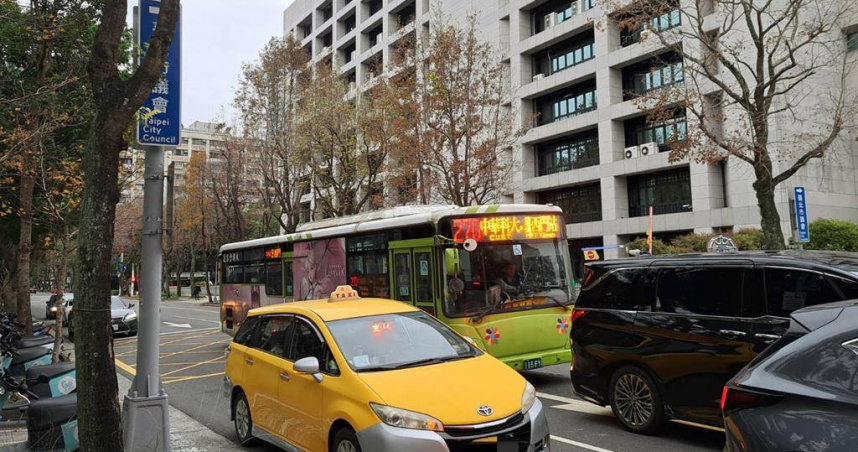 台北市計程車投訴率高，國民黨台北市議員曾獻瑩建議，市府應定期公開客訴案件數據，協助車隊或司機了解改進的方向。北市交通局公共運輸處回應，每年皆有提供車隊優缺點分析幫助改善，也將持續要求各車隊教育訓練改善。（圖／中國時報記者温予菱攝）