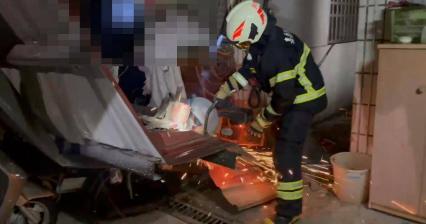 樓女兒牆崩塌壓毀車輛女屋主受困。（ 圖／翻攝畫面）