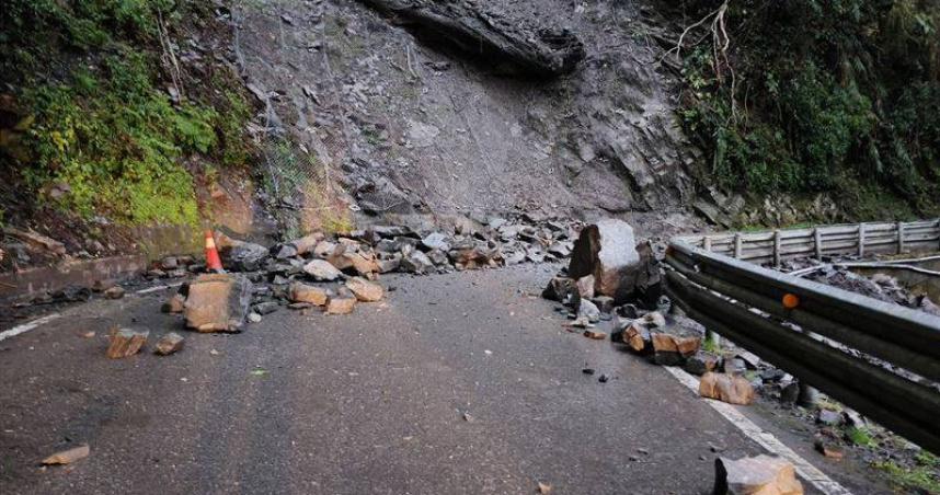 南橫公路台20線台東縣海端鄉路段，今日（2月1日）清晨發生邊坡落石。（圖／三立新聞網提供）