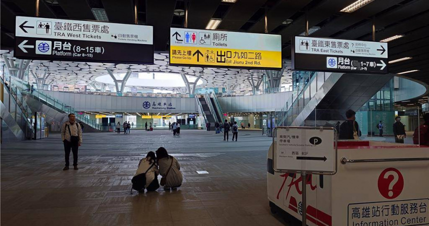 高雄車站停車場缺乏指標引發旅客抱怨，鐵道局、台鐵公司著手改善，並設置臨時牌面協助指引旅客。（圖／中國時報記者任義宇攝）