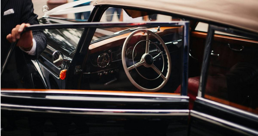 台中1輛駕駛未注意後方車輛，下車開門時不慎擊落1名騎士，還險些遭後車2度追撞。（示意圖／Pexels）