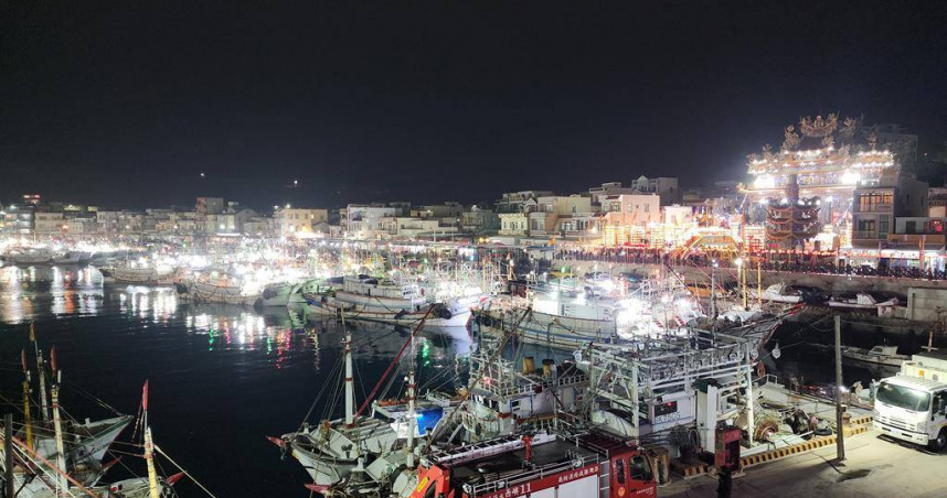 2025年2月14日澎湖縣／澎湖元宵享譽盛名的外垵漁火，因春雨攪局，史上頭一遭延後2天，至14日（正月十七）晚才登場。（圖／中國時報許逸民攝）