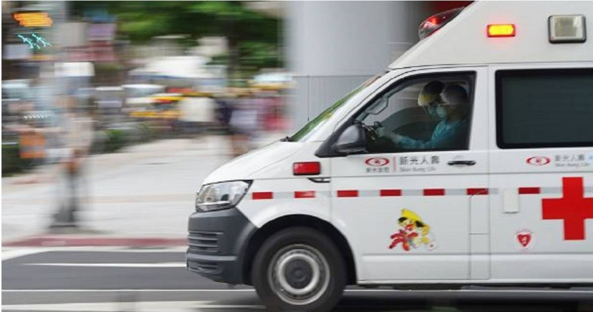 童男騎機車自撞護欄，導致他噴飛掉落4米高堤防受困，警消到場急救援送醫。（示意圖／報系資料照）