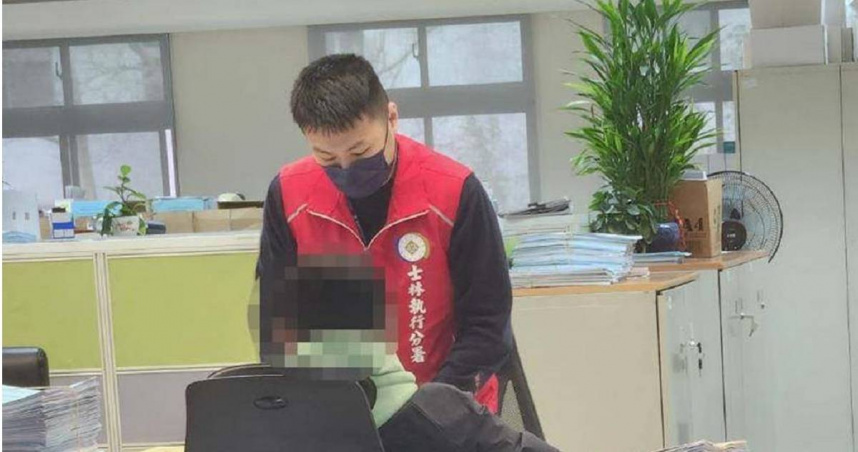 盛女委託友人在士林分署櫃台繳款及辦理解除限制出境事宜（圖／士林分署提供）