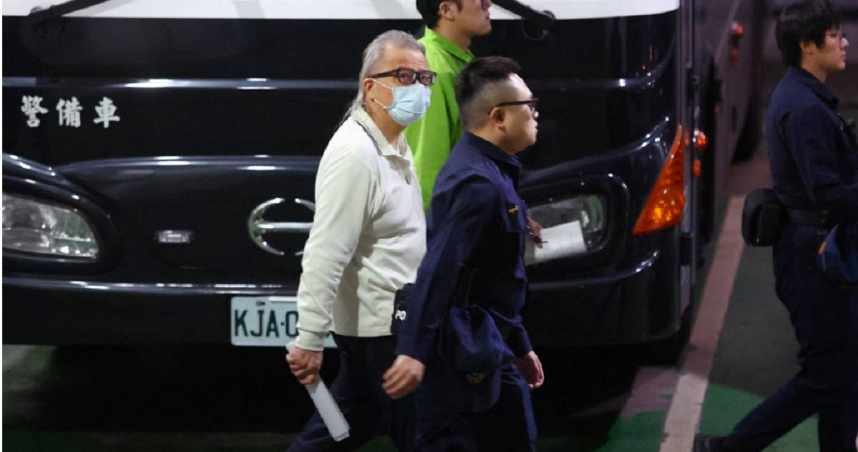 台北地院6日下午訊問羈押中的王薀（白衣者）裁定繼續羈押，7日凌晨還押看守所。（圖／報系資料照）