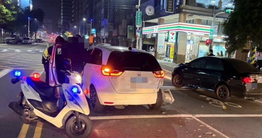 何男駕車追撞2車後擦挫傷，警方竟在車上意外尋獲K他命，隨即將他逮捕法辦。（圖／翻攝畫面）