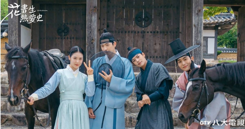 辛叡恩（左起）因花書生姜勳、鄭乾柱與厲雲入住客棧，讓生活充滿熱趣。（圖／八大電視提供）