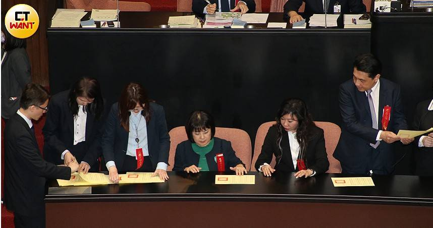 立法院針對財劃法及中央政府總預算案覆議案進行表決，結果兩案均維持立院原決議。（圖／黃鵬杰攝）