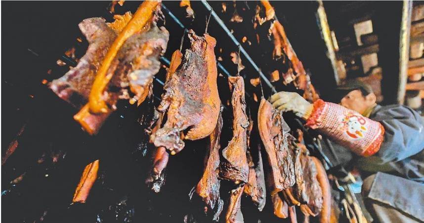 為了防止蚊蟲叮咬和生蛆，大陸1名彭姓商販使用噴壺，將稀釋後的殺蟲劑「敵敵畏」噴灑在臘肉、火腿、豬腳等商品上。（示意圖／報系資料照）