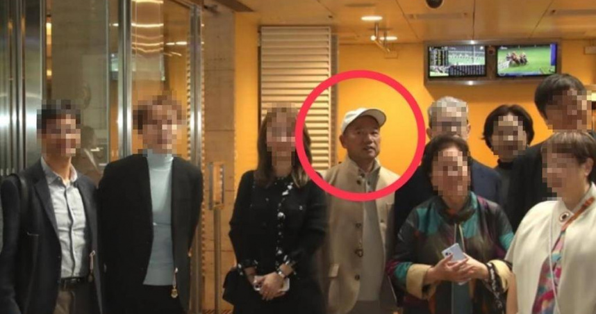 被香港法院宣告破產的馬廷海（紅圈者），仍出入馬場生活豪奢。（圖／翻攝自IG）。