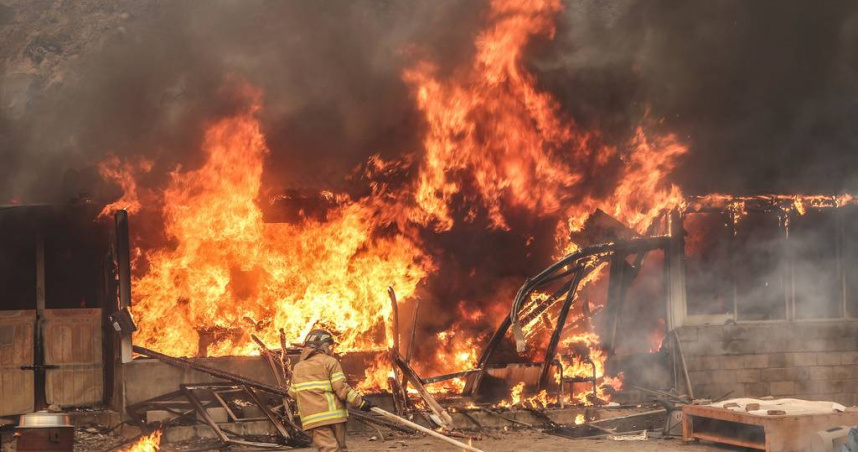 消防員努力撲滅義城當地遭被野火吞沒的房屋。（圖／達志／美聯社）