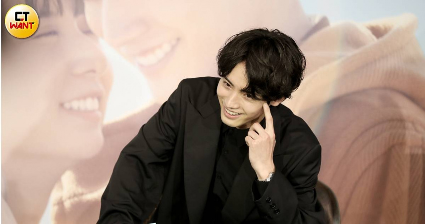 赤楚衛二對於滿是機車的台北街頭感到新鮮，機車同時往前衝的場景彷彿在看瑪利歐賽車。（圖／侯世駿攝）