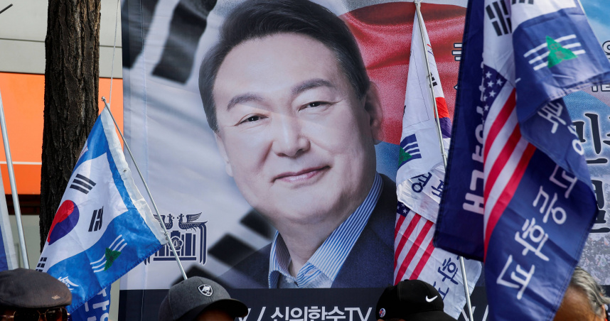 南韓民眾在憲法裁判所外面聲援尹錫悅。（圖／達志／路透社）