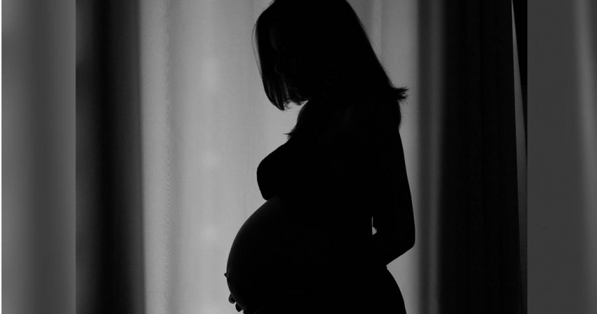 一名26歲香港籍黃姓女子2022年11月在中國附醫產下約21周的死胎，沒付醫療費且人間蒸發，遺體放在冰櫃長達886天、積欠44萬元，黃女也被依遺棄屍體罪起訴。（示意圖非當事者／Pixabay）