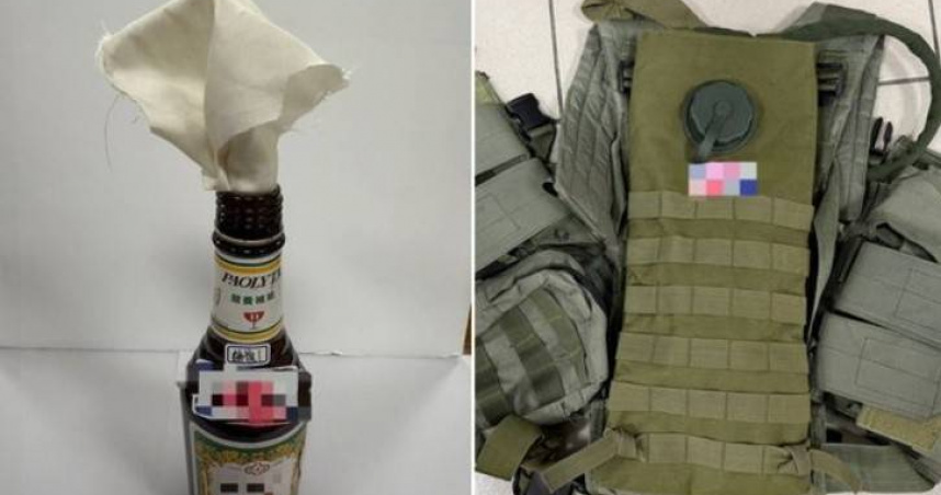 黃男將3瓶煤油玻璃瓶，分別手持並插在戰術背心穿著，接著闖入山崎派出所揚言要放火。（圖／翻攝畫面）