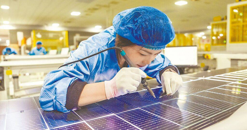 美國為防堵大陸企業洗產地，對東南亞4國太陽能產品祭出高額懲罰性關稅。圖為大陸寧夏綠能園區。（圖／新華社）