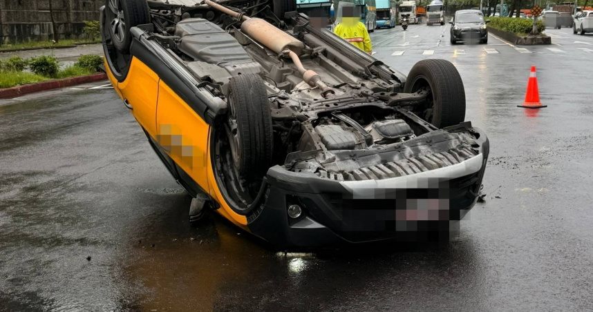 台北南港1計程車司機疑因操作不慎，左轉撞上分隔島後導致車輛當場翻覆。（圖／翻攝畫面）