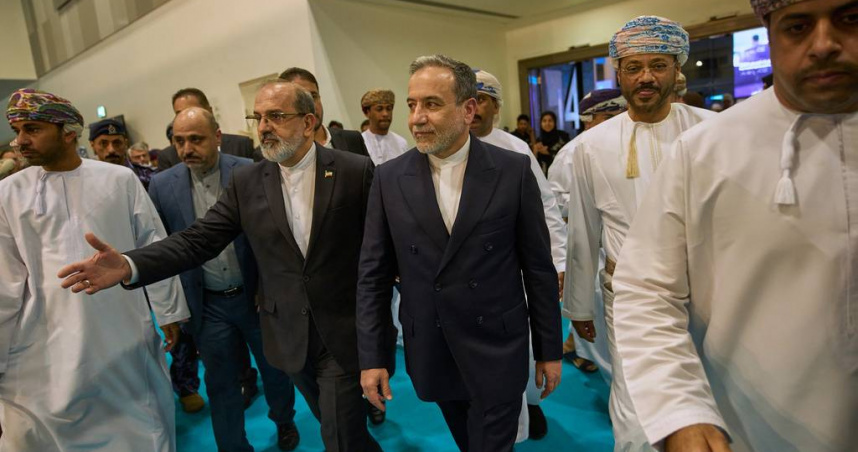 伊朗外交部長阿拉克奇（Abbas Araghch，中間）。（圖／達志／美聯社）