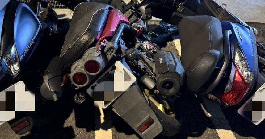 林女疑與男友吵架心情不好，竟將停放的34輛機車推倒，遭警方依法送辦。（圖／翻攝畫面）