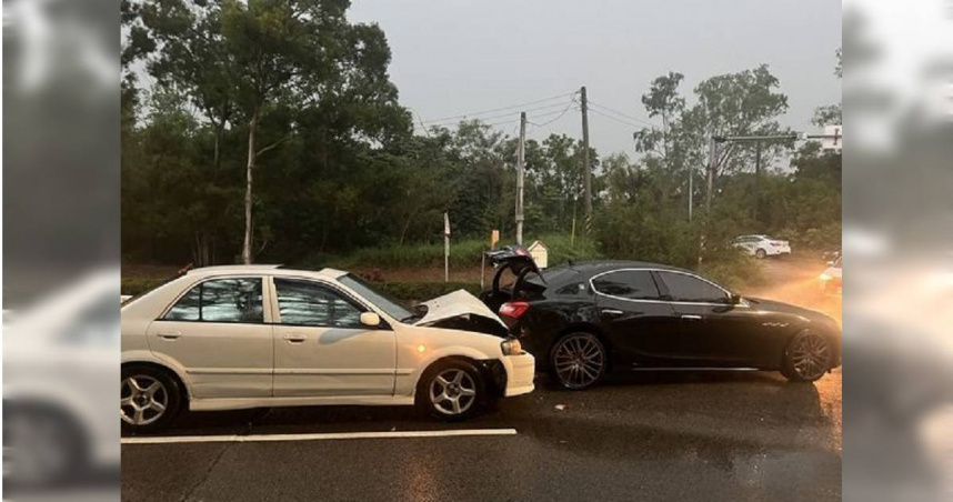 金門豪雨路滑釀禍，白車猛撞瑪莎拉蒂車頭全毀。（圖／翻攝畫面）