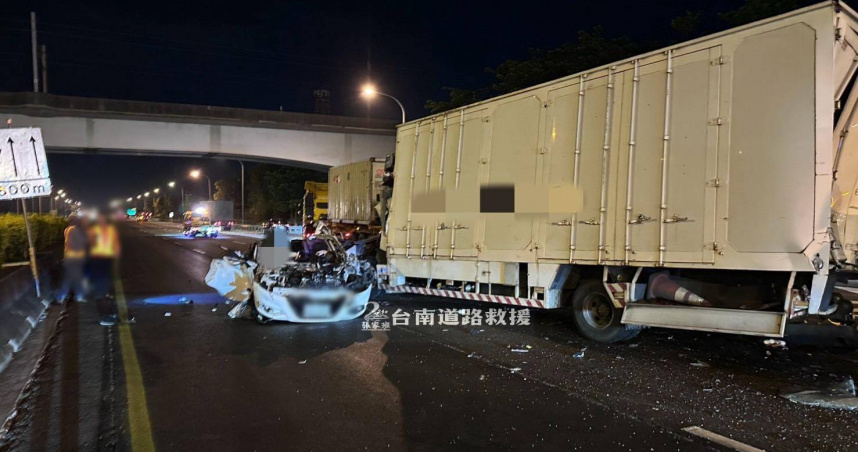 國道1號南下335.4公里處仁德段，昨深夜發生嚴重車禍。（圖／台南道路救援（張家班）臉書）