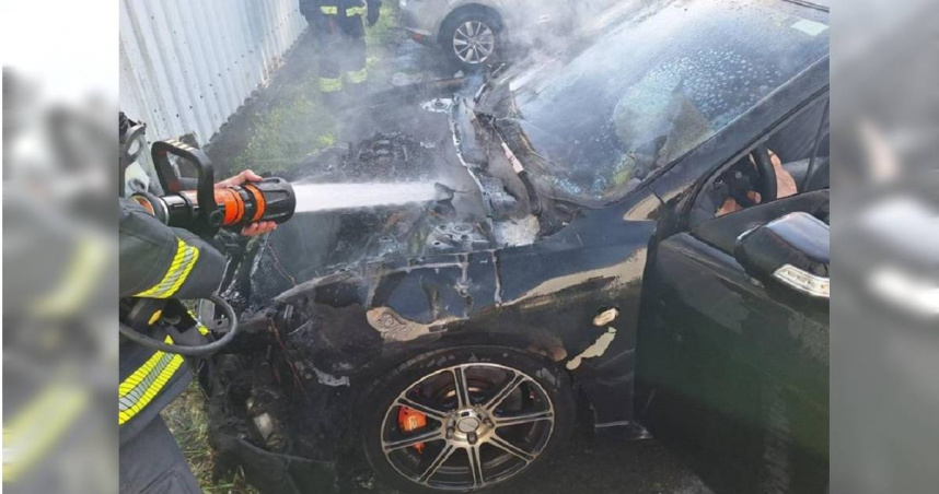 高雄殯儀館日前才發生債務砍人案，豈料13日禮儀公司附近的停車場又傳出火燒。（圖／翻攝畫面）