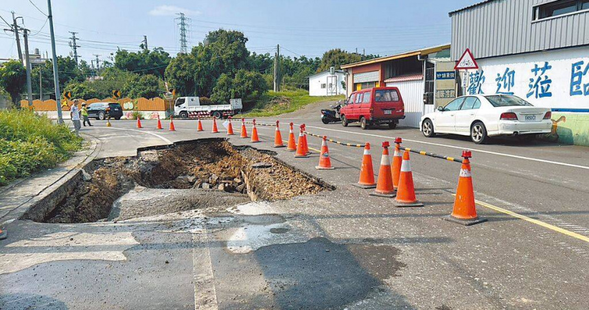 台中市后里區仁里里圳寮路16日驚傳道路突然塌陷，產生1個大坑洞，令在地居民直呼傻眼，自家車差點掉進去。（圖／市議員邱愛珊辦公室提供／中國時報温予菱台中傳真）