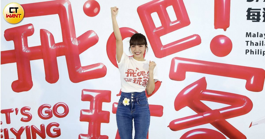 何美主持全新外景節目《飛吧！玩客Let's Go Flying》。（圖／侯世駿攝）