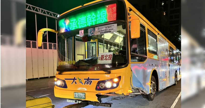 北市松山區1公車突失控衝撞人行道，造成2名乘客受傷。（圖／翻攝畫面）