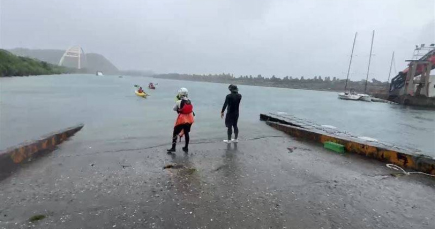 海洋大學師生今日上午在基隆八斗子外港進行獨木舟課程時，因天候突變導致翻覆落海。消防人員及漁船協助搜救，全體31名師生安全獲救上岸。（圖／翻攝畫面）