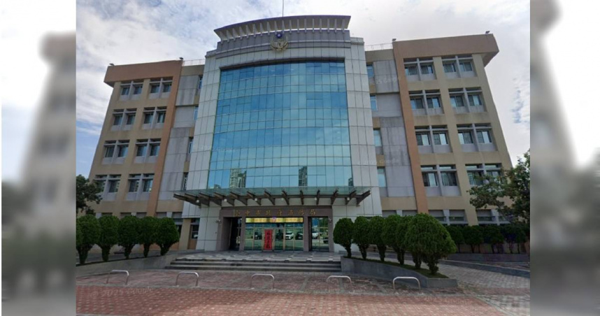 釣客因溪水暴漲受困烏溪，台中、彰化皆出動消防員前往救援。（圖／截取自Google maps）