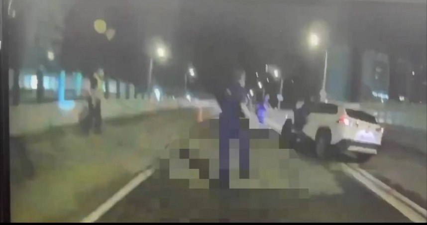 6日凌晨36歲的通緝犯蔡男拒絕臨檢，並衝撞臨檢站，導致2名員警受傷，而針對蔡男遭警擊斃，蔡男母親沒有表示太多意見。（圖／翻攝畫面）