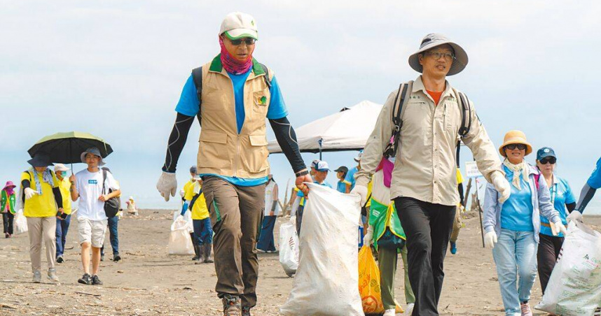宜蘭縣政府8日攜手各海岸權管單位、河川巡守隊淨灘，逾260人熱情參與。（圖／宜蘭縣政府提供／中國時報吳佩蓉宜蘭傳真）