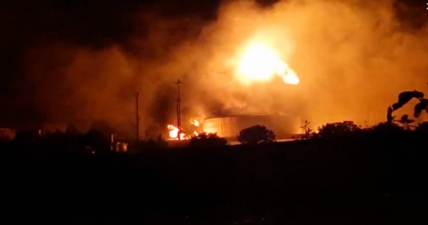 伊朗沙赫蘭油庫被以色列飛彈擊中。（圖／翻攝X）