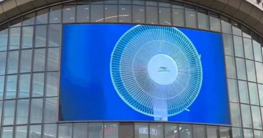隨著天氣逐漸炎熱，大陸山東省濰坊、陜西省西安市、廣東省汕頭市、浙江省寧波市、江蘇省無錫市等多地商場在其戶外大螢幕上線電子版「巨型電風扇」，引發熱議。（圖／翻攝自微博）