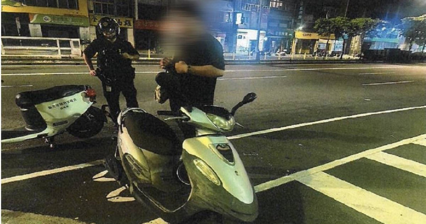 北市中山分局長安派出所員警日前發現有騎士未打方向燈，進一步攔查後竟意外發現騎士所騎乘機車竟為贓車。(圖／翻攝畫面)