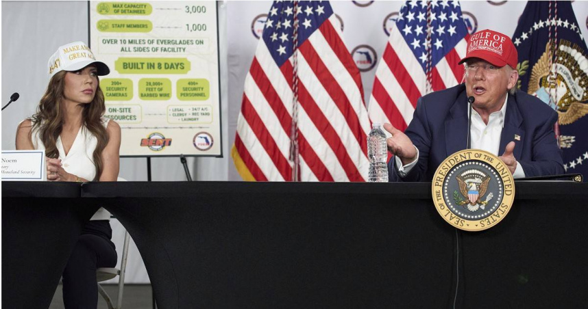 國土安全部長諾姆在記者會上揭露食人移民駭聞，與川普一同出席新拘留中心啟用。（圖／達志／美聯社）