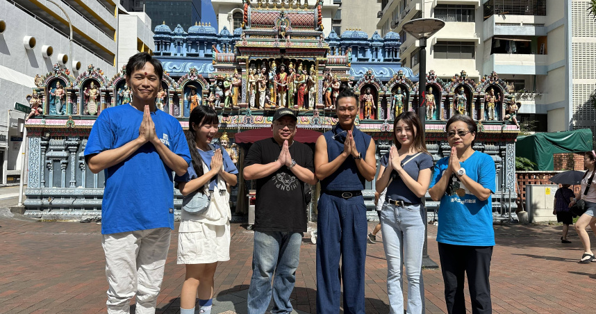 黃鐙輝（左起）、籃籃、TONY、林俊逸、若潼、台語老師一起在印度廟前合影。（圖／公視台語台提供）