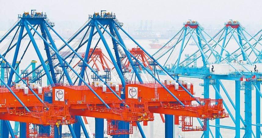 大陸上海振華重工長興基地是世界上最重要的起重機產地之一。（圖／新華社）