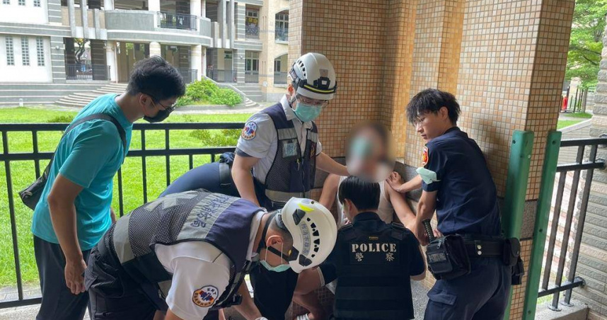 27日下午1時50分許，苓雅警分局偵辦腳踏車竊案，循線找到偷車嫌犯38歲王姓男子，王男一個衝動拒捕逃竄，甚至闖入校園中，警方跟在後方要逮人，王男竟拿出隨身攜帶的美工刀威嚇，最後他自己被美工刀劃傷，所幸送醫治療無生命危險，全案警詢後依法送辦。（圖／民眾提供）