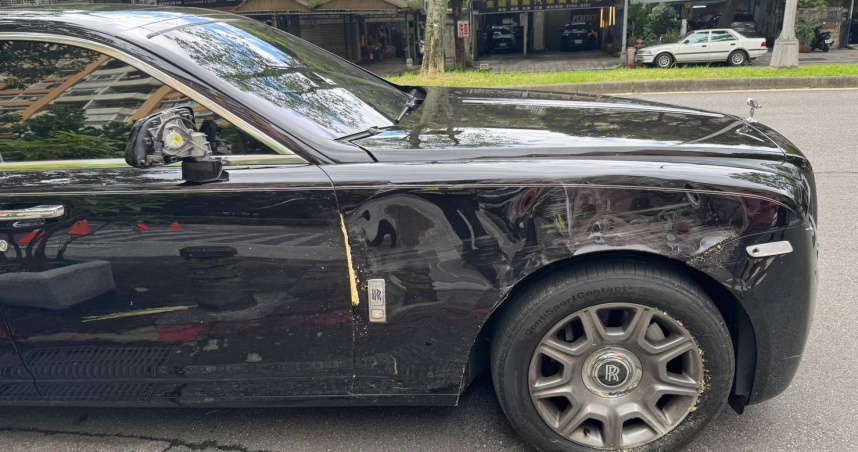 78歲的張姓老翁駕駛勞斯萊斯，先是衝撞前方騎自行車的少年，後為閃避又直撞分隔島。（圖／翻攝畫面）