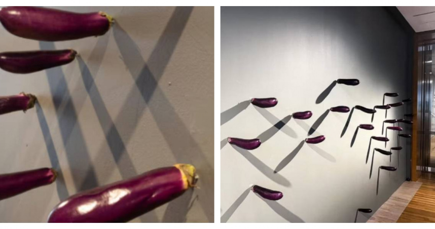 新加坡國家美術館展出藝術家蘇珊．維克多〈靜物〉作品，由200顆茄子組成，部分茄子卻頻遭參觀者擅自取走。（圖／翻攝ig@gajahgallery）