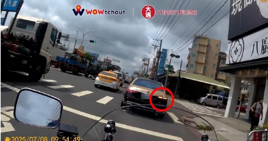 高雄邁巴赫違規狂超車　機車騎士神檢舉連吞3罰單