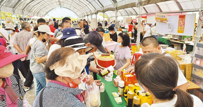 高雄大崗山龍眼蜂蜜文化節16日於大崗山如意公園開幕，現場數十間攤位展售新鮮蜂蜜產品。（圖／中國時報紀爰攝）
